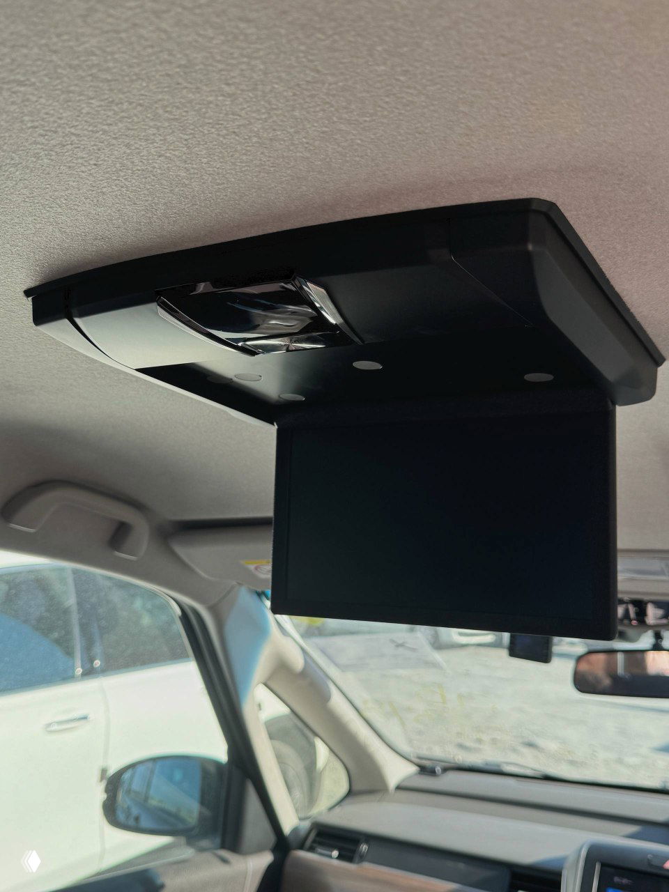 Потолочный экран и крепление мультимедиа для задних пассажиров в Honda Freed 2021: установленный дисплей виден опущенным в салоне.