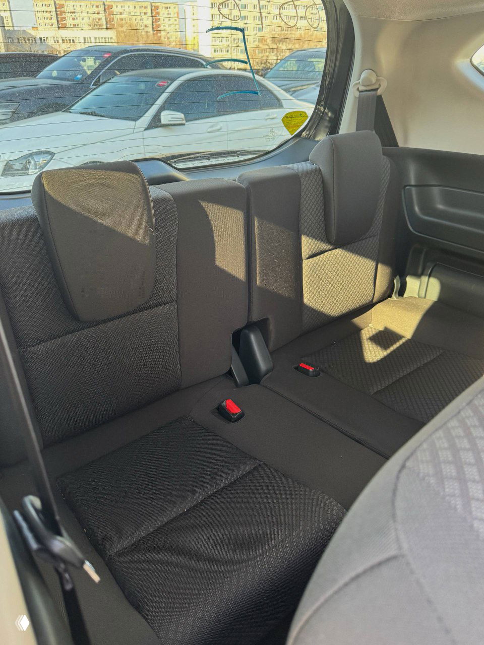 Задний ряд сидений Honda Freed 2021: три места, тканевая обивка и общий вид багажного/пассажирского пространства на фото.