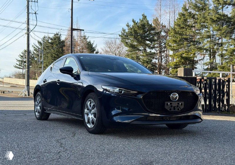 Тёмно‑синий Mazda 3 BP5P 2021 года, крупный план спереди на аукционной площадке в Японии, видно решётку радиатора, фары и профиль передней части кузова.