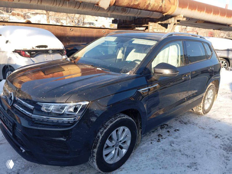 Синий Volkswagen Tharu на снегу, вид боковой передней части, автомобиль с малым пробегом на площадке экспедиции, подготовка к доставке в Ишим.