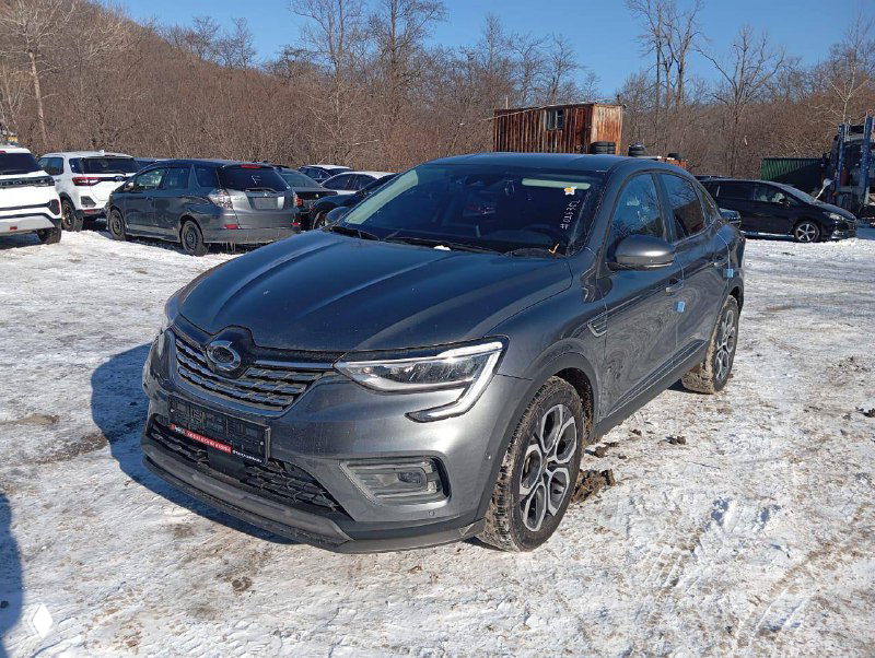 Серый Samsung XM3 на открытой стоянке в снегу, общий план автомобиля, подготовка к транспортировке к покупателю, вид спереди и сбоку.