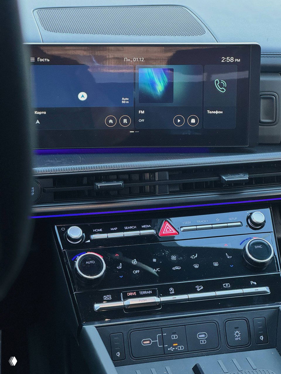 Центральная консоль и большой сенсорный экран мультимедийной системы Hyundai Santa Fe, вид на блок климата и кнопки управления мультимедиа.