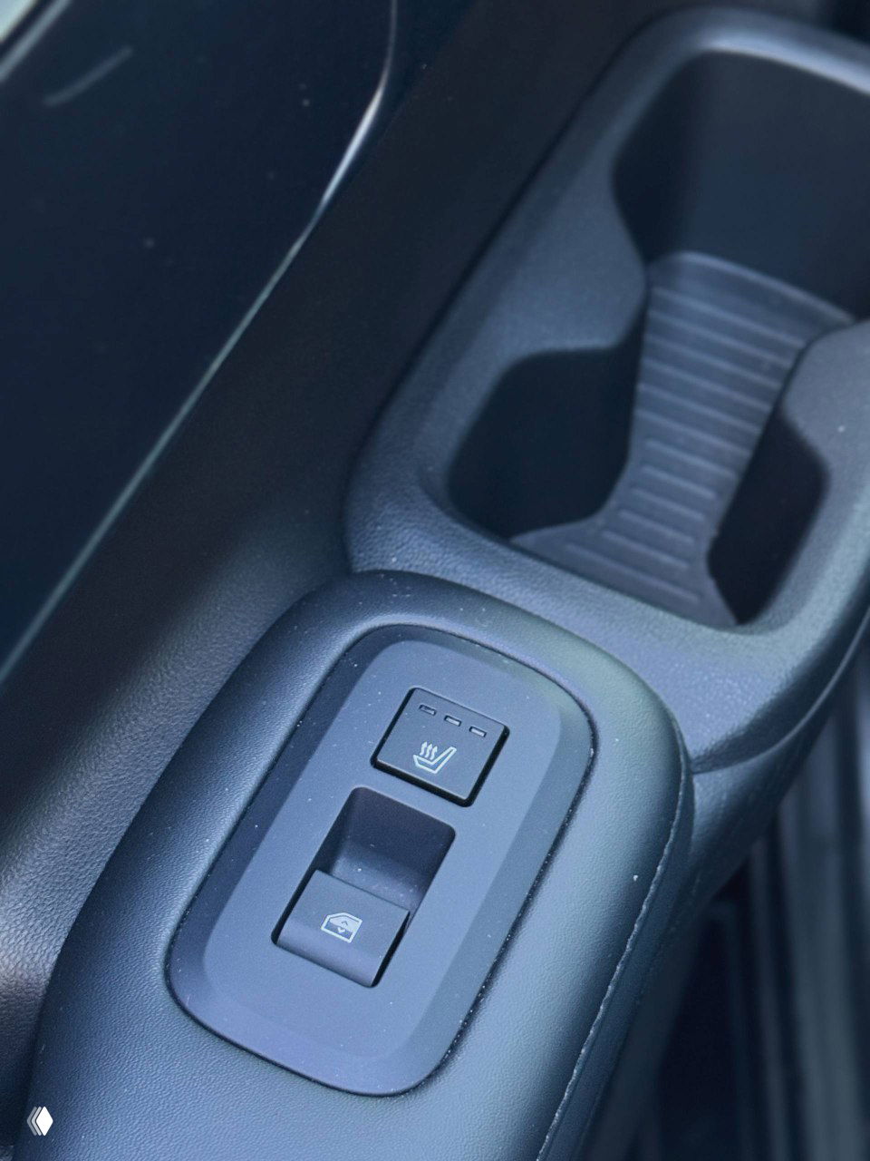 Кнопка управления обогревом и электростеклоподъёмник в дверной панели Hyundai Santa Fe, детальный вид на элементы управления на подлокотнике.