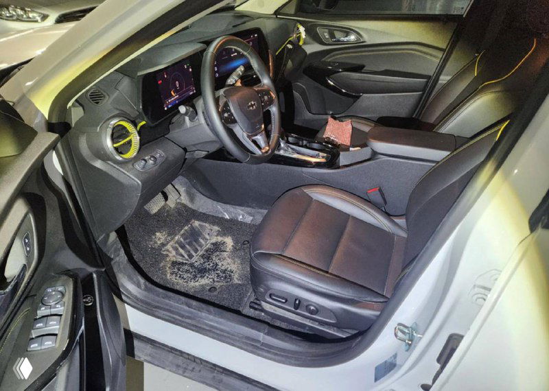 Салон Chevrolet Trax: водительское место, центральная консоль и информационный экран; изображение состояния передней части салона для покупателей.