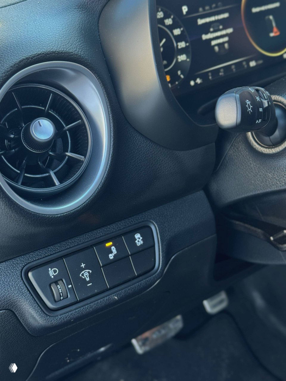 Крупный план воздуховода и панели с датчиками, кнопками освещения и отключения ассистентов — вид левой части торпедо у водителя.