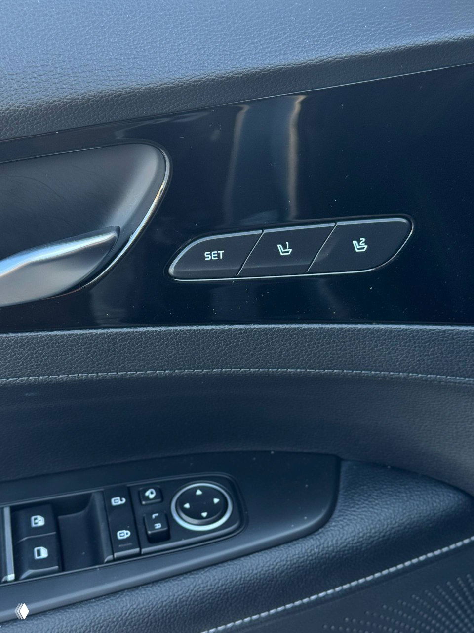 Кнопки памяти положения сиденья и панель управления стеклоподъёмниками на дверной обшивке; аккуратная отделка дверей KIA.