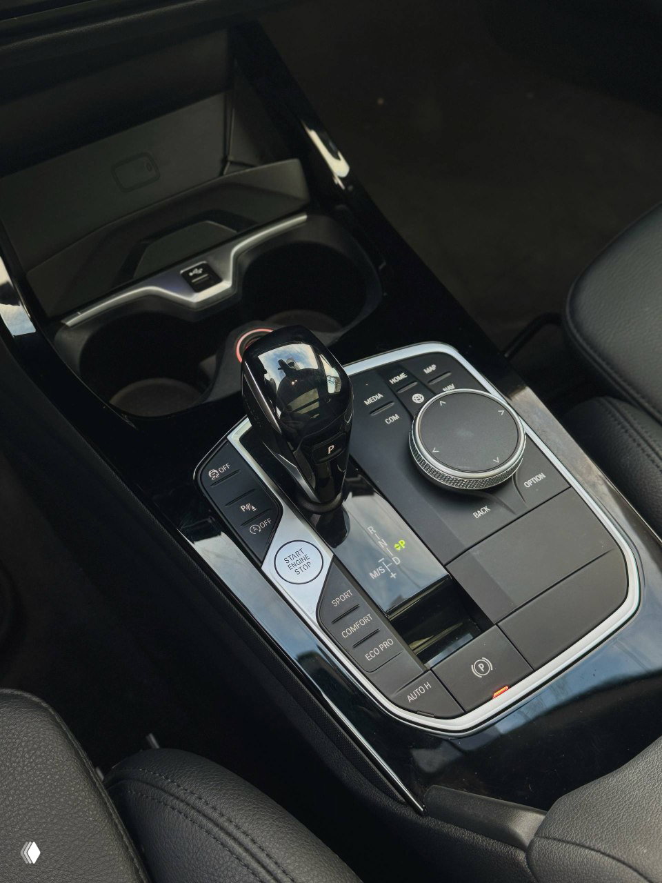 Фрагмент панели с регуляторами климата и предупреждением на экране о необходимости накачать шины, видны кнопки обогрева и вентиляции.