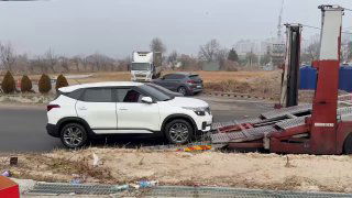 Белый кроссовер на рампе автовоза при заезде в трюмы — кадр видеоотчёта о мини-отправке автомобилей из Кореи.