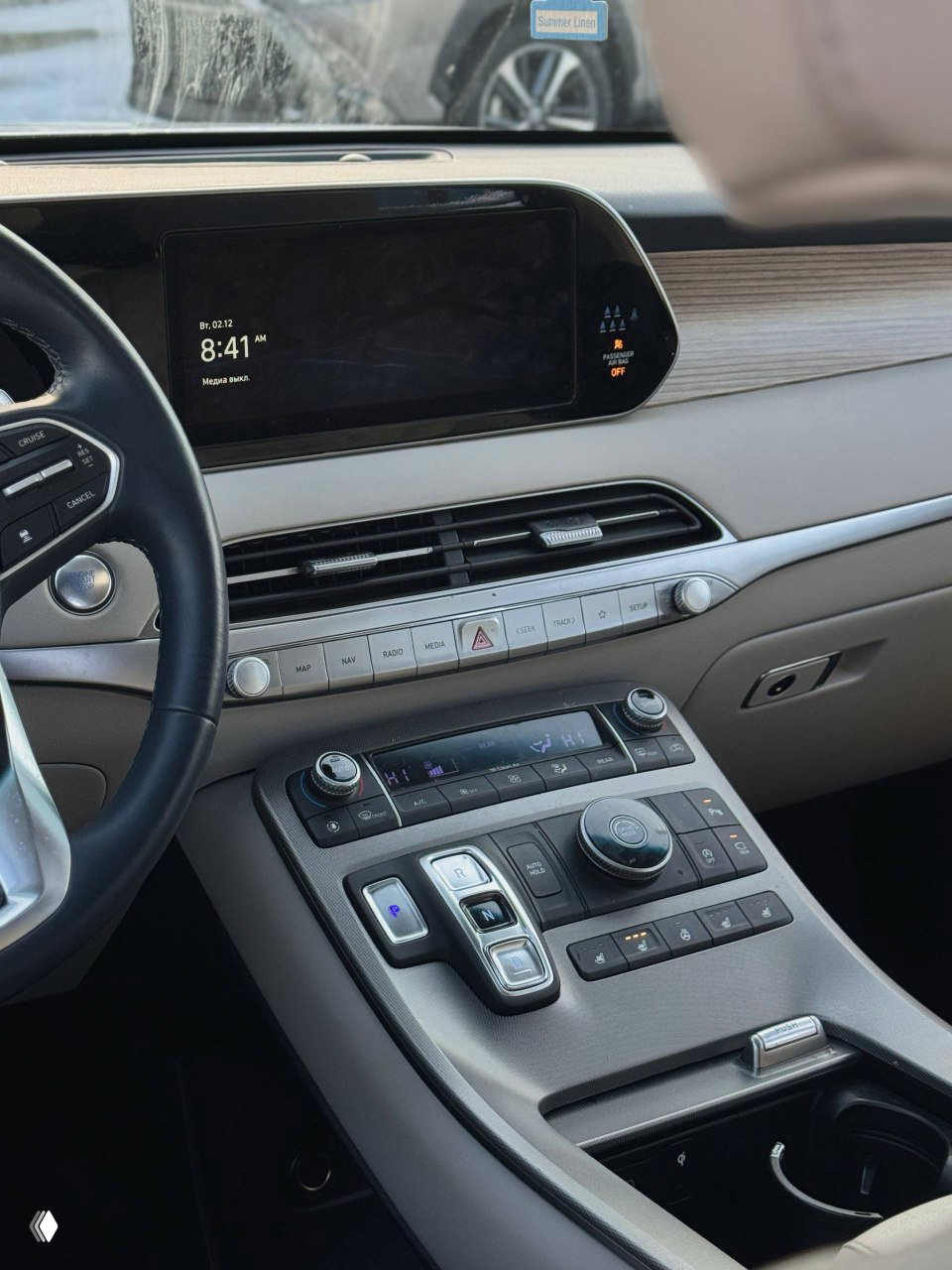 Панель приборов и центральный дисплей Hyundai Palisade: крупный экран мультимедиа, кнопки управления климатом и декоративная отделка торпедо.