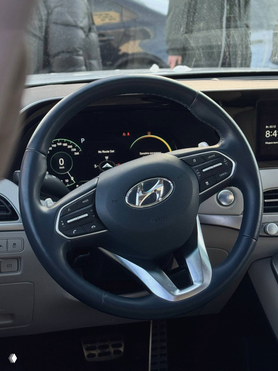 Руль и цифровая приборная панель Hyundai Palisade: мультифункциональные кнопки на руле, чёткая цифровая конфигурация и состояние кожи руля.
