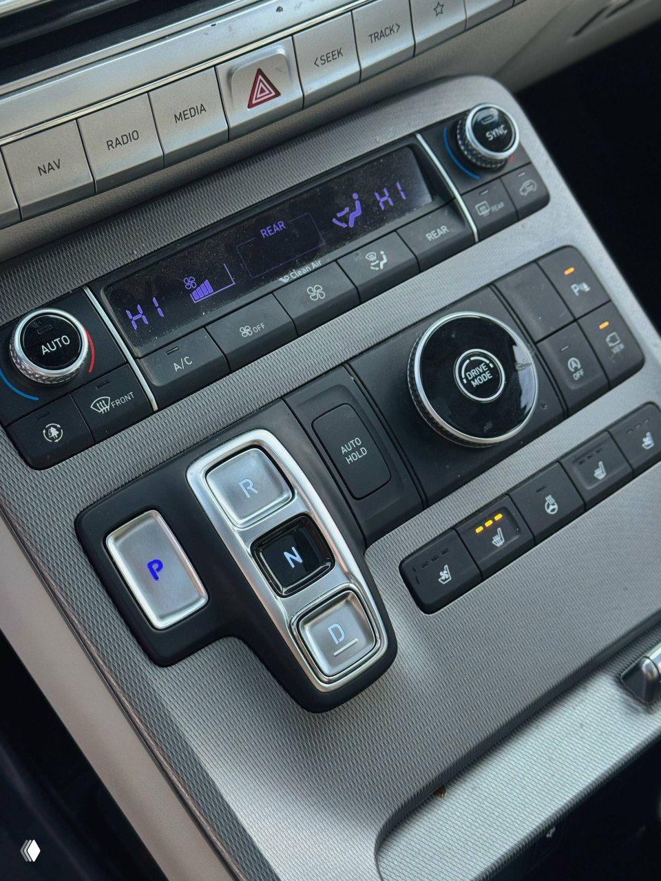 Центральный тоннель Hyundai Palisade с кнопками P/R/N/D, большим селектором Drive Mode и панелью климат-контроля с видимыми индикаторами.