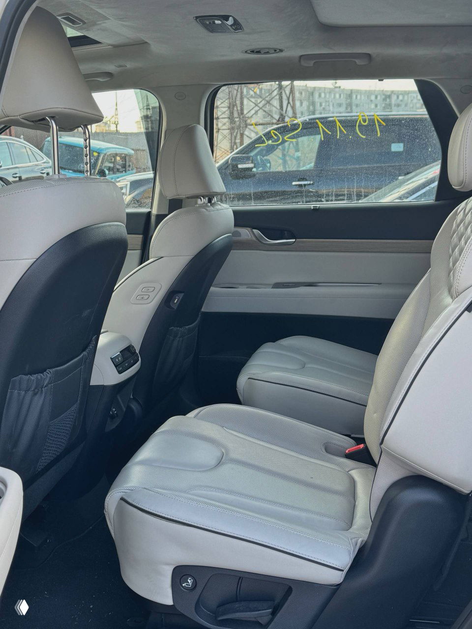 Задний ряд сидений Hyundai Palisade: второй ряд, состояние кожаной обивки, места для пассажиров и вид задних карманов и вентиляционных решёток.