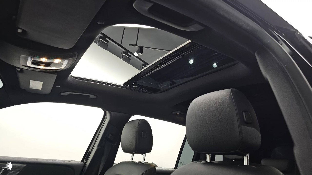 Панорамная крыша / люк Mercedes GLB200d, вид вверх из салона, потолочная обшивка и стеклянный люк, интерьер фотографии в студии Encar.