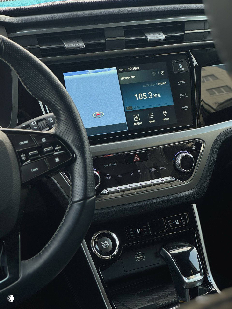 Центральная консоль салона SsangYong Korando: мультимедийный экран с картой, блок управления климатом и элементы отделки вокруг экрана.