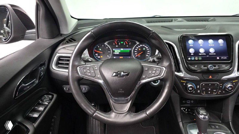 Рулевое колесо и приборная панель Chevrolet Equinox 2018: дисплей приборов, элементы управления на руле и обзор панели водителя.