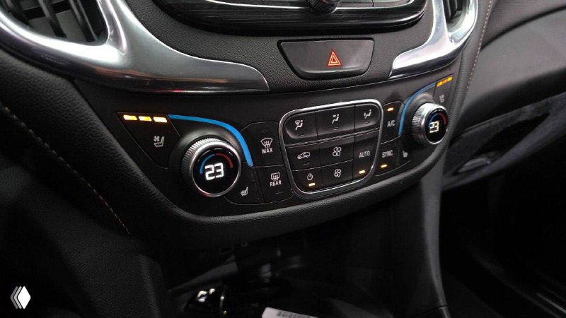 Крупный план блока климат‑контроля и кнопок управления салоном Chevrolet Equinox с цифровыми индикаторами температуры и режимов.