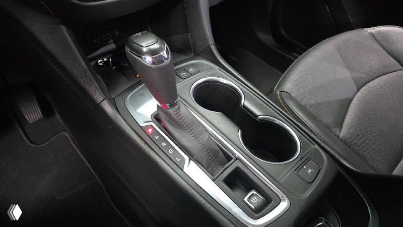 Центральный тоннель с селектором коробки передач, подстаканниками и отделкой салона Chevrolet Equinox, фото для оценки износа.