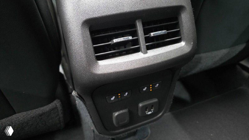 Воздуховоды и элементы управления для задних пассажиров, а также разъёмы зарядки на задней панели центрального туннеля Chevrolet Equinox.