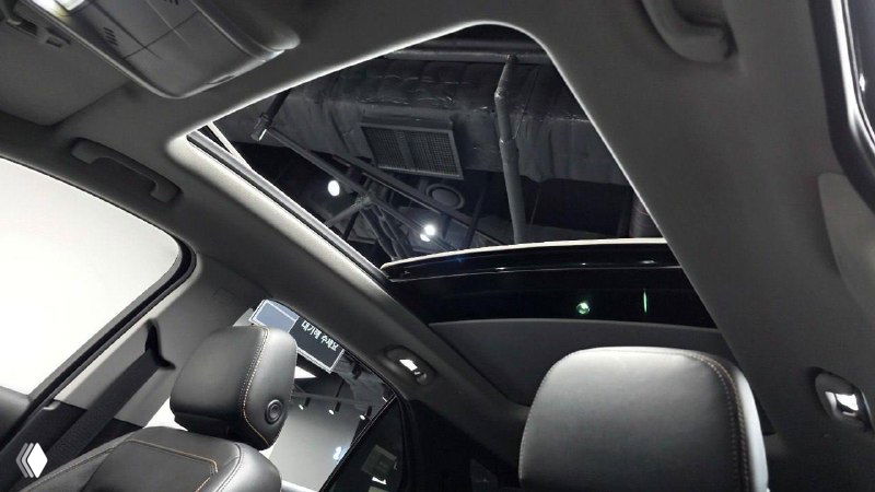 Панорамная крыша в интерьере Chevrolet Equinox, вид вверх через стеклянный люк, демонстрирующий наличие панорамы в комплектации.