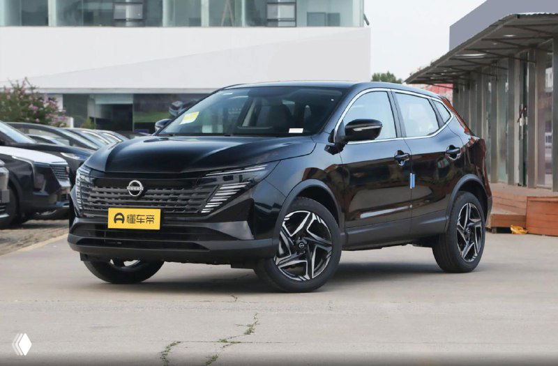 Чёрный Nissan Qashqai 2025 в дилерском дворе; вид спереди, акцент на линию капота, LED‑оптику и 18" легкосплавные диски; изображение иллюстрирует внешний вид для импорта.