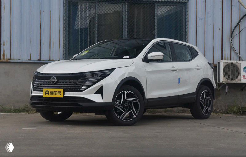 Белый Nissan Qashqai 2025 у складского здания; вид спереди‑сбоку, заметны активная решётка радиатора и дверные линии; фото используется в объявлении о поставке под заказ.