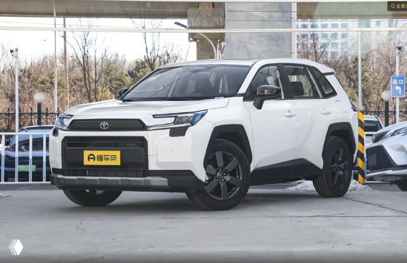 Toyota RAV4 2026 белого цвета, боковой и фронтальный ракурс на открытой площадке, чёрные диски и контрастная крыша видны отчётливо