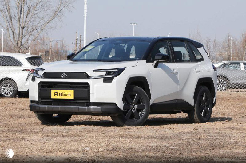 Toyota RAV4 2026 белый, общий ракурс на фоне парковки и деревьев; демонстрация пропорций кузова и клиренса внедорожника