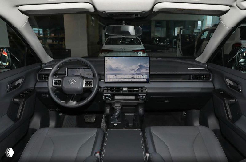 Интерьер Toyota RAV4 2026: панорамная приборная панель, большой центральный дисплей и кожаная отделка элементов салона видна в деталях