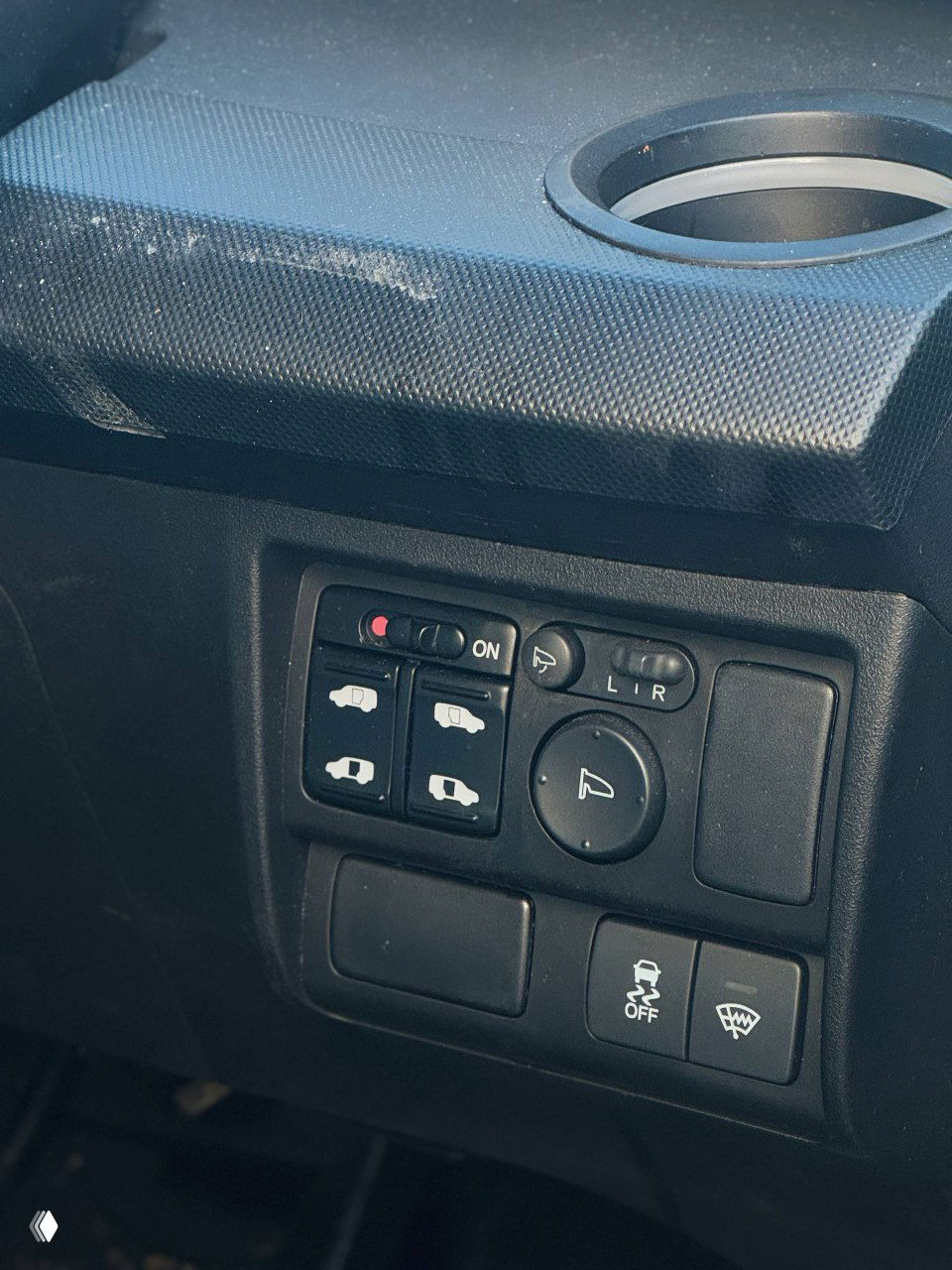 Панель приборов и блок управления дверями/зеркалами Honda Freed, кнопки управления и индикаторы состояния систем автомобиля.