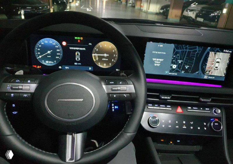 Панорамный вид на переднюю панель и рулевое колесо Hyundai Sonata 2025: цифровая приборная панель, мультимедиа экран и элементы управления на руле.