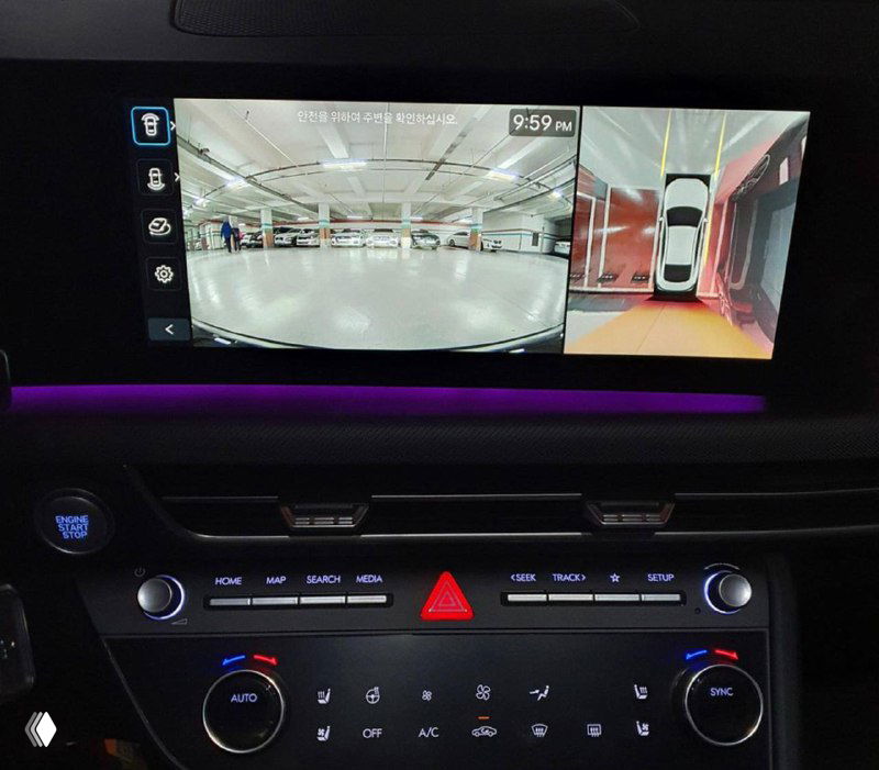 Экран мультимедиа с функцией кругового обзора и парковочной камерой Hyundai Sonata 2025, показаны отображение камеры и интерфейс парковки в гараже.