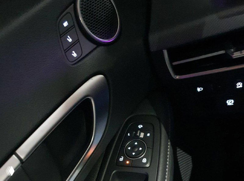 Крупный план на дверную панель и органы управления стеклоподъёмниками в салоне Hyundai Sonata 2025 — материалы отделки и кнопки регулировки видны крупным планом.