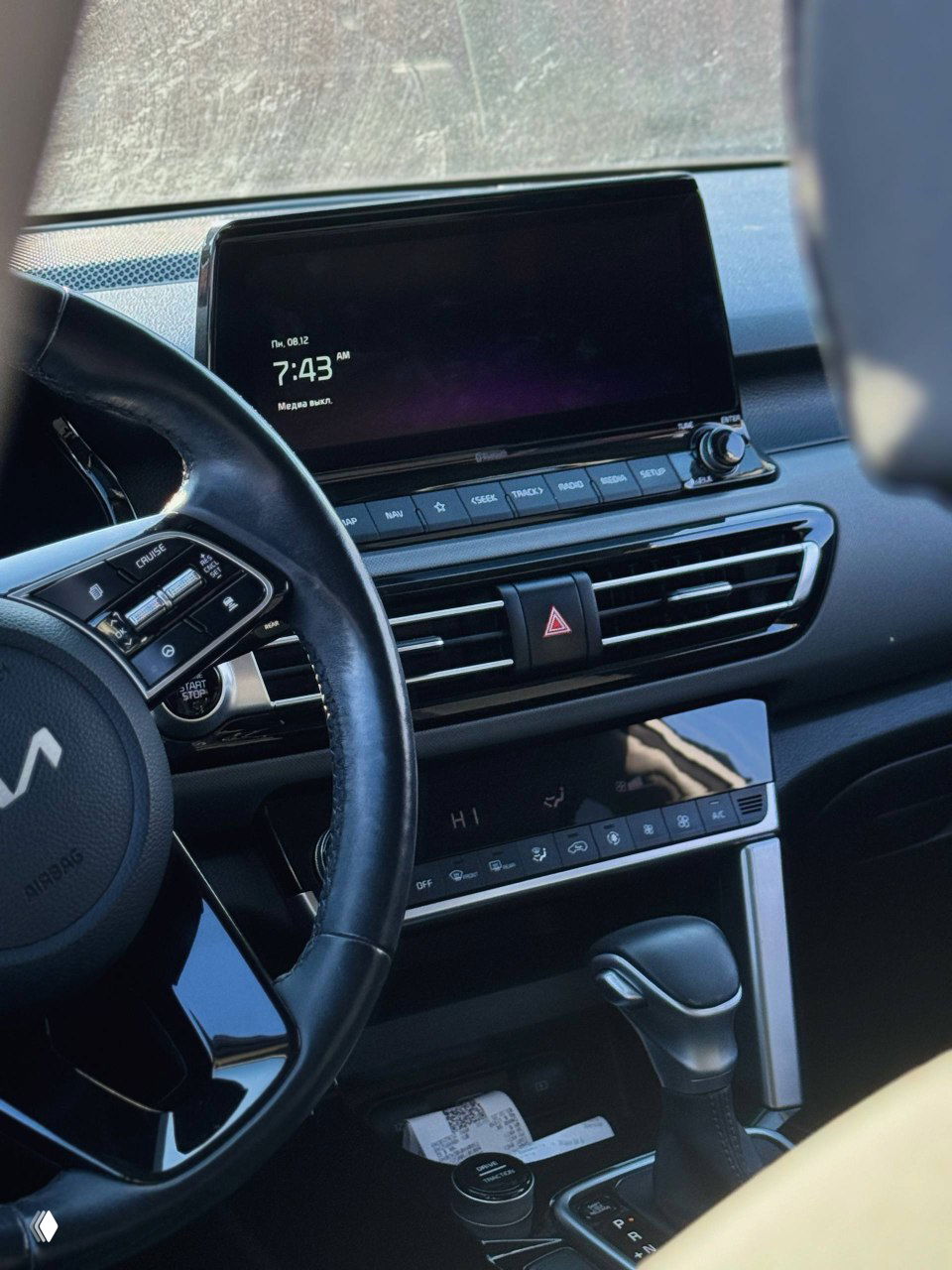 Центральный мультимедийный дисплей и центральная консоль KIA Seltos, крупный план сенсорного экрана и воздуховодов