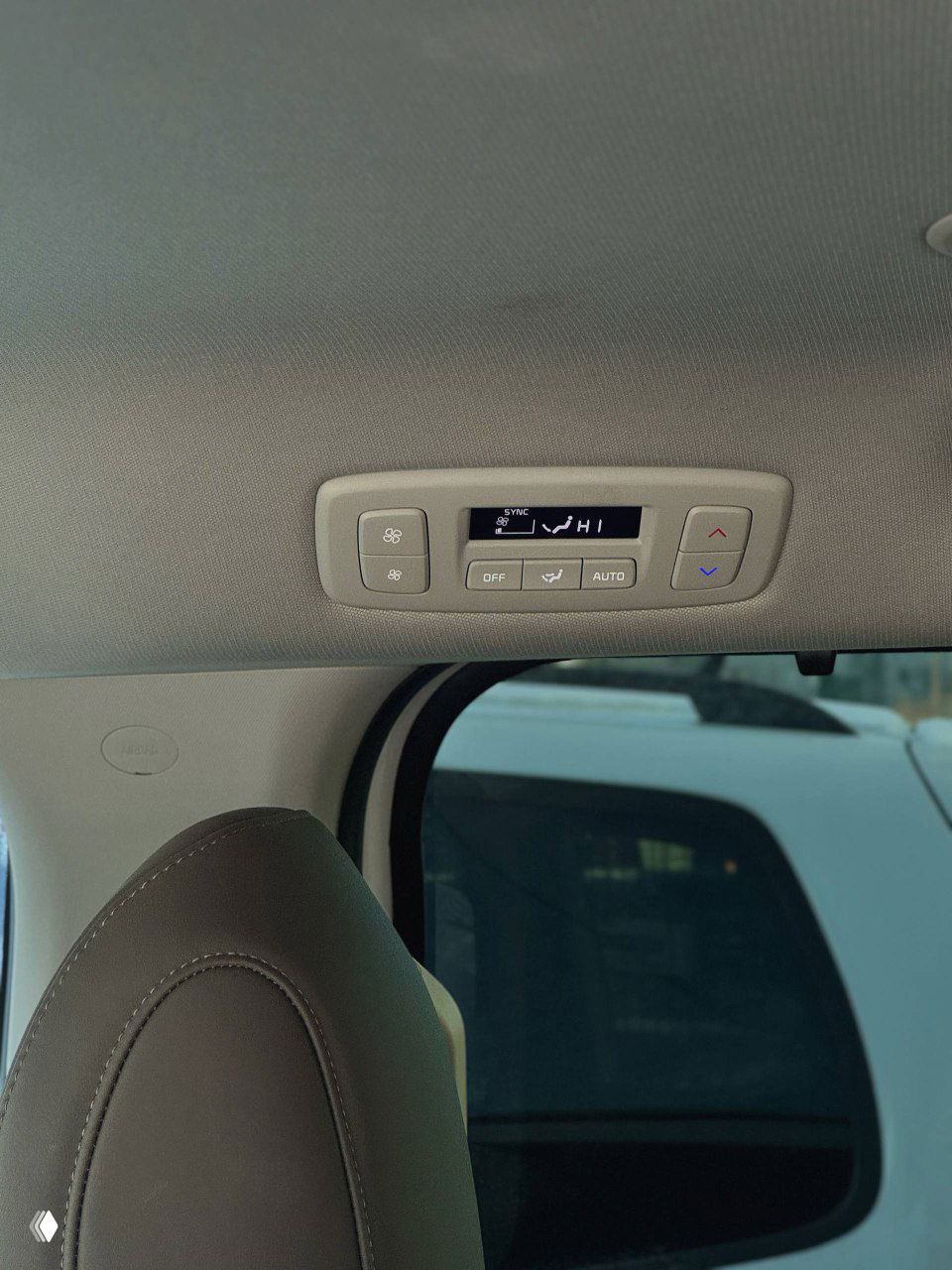 Панель управления климатом в потолке и элементы освещения над вторым рядом сидений KIA Carnival, вид на сенсорные кнопки и индикаторы.