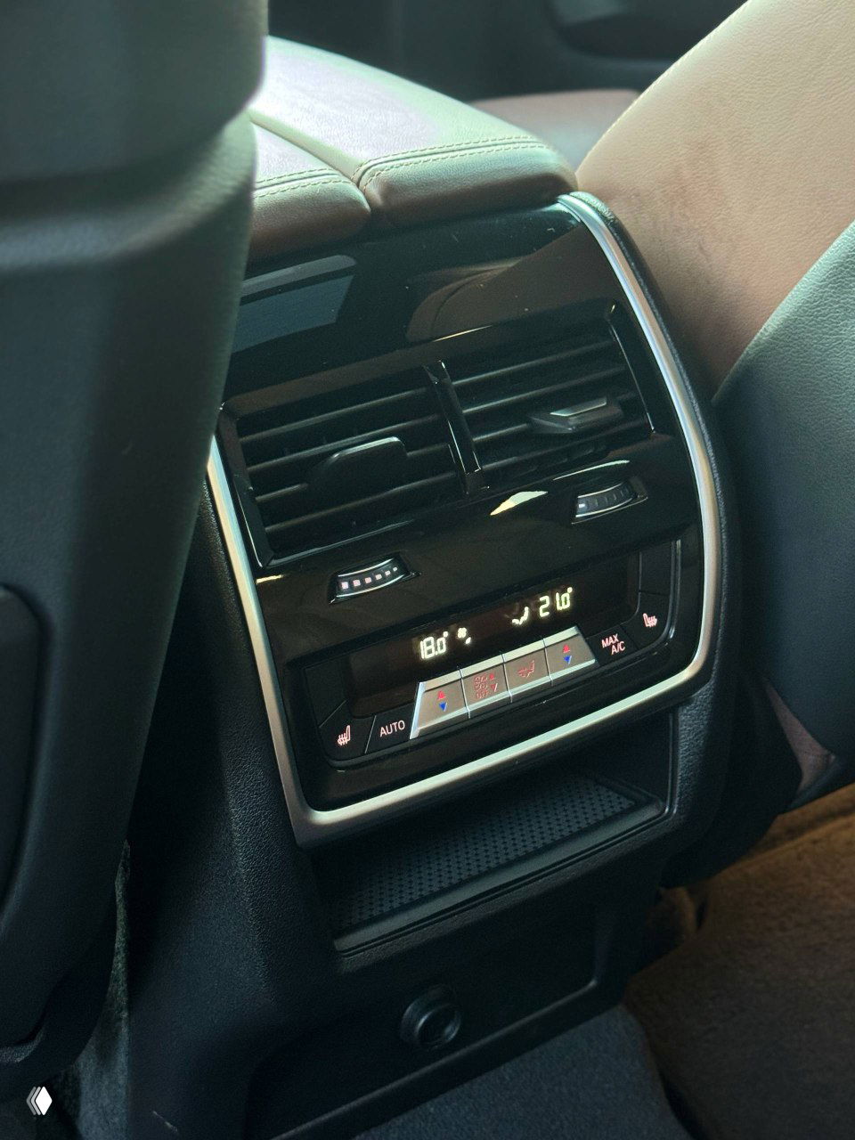 Блок климат-контроля для задних пассажиров BMW X6 с дисплеем температуры и вентиляционными решётками, крупный план элементов управления.