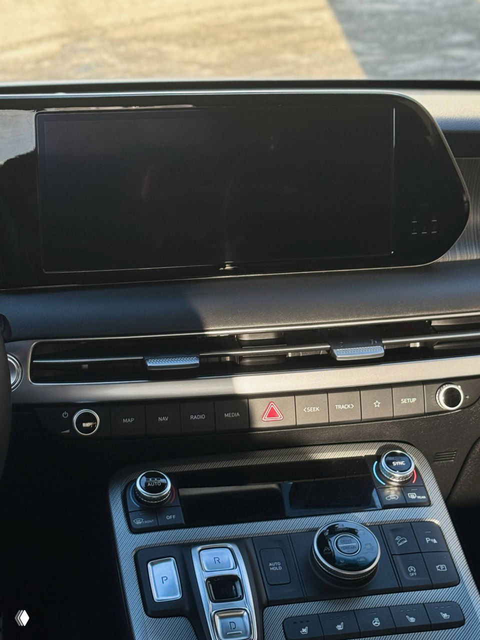 Центральная панель и большой сенсорный дисплей мультимедийной системы Hyundai Palisade, видна приборная панель и элементы управления