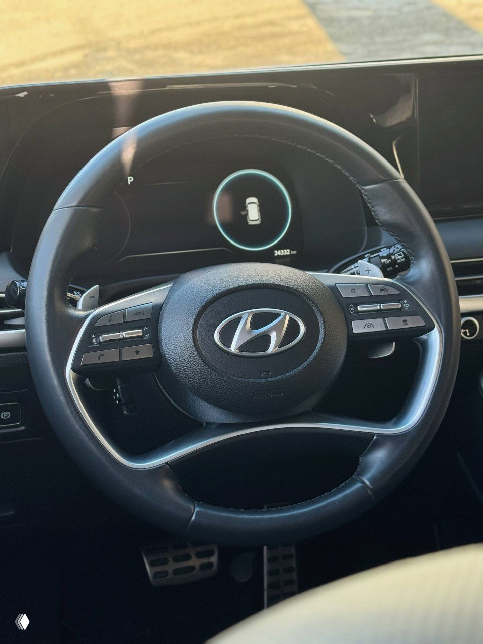 Руль и цифровая приборная панель Hyundai Palisade, на экране индикация центрального силуэта автомобиля и пробег около 34332 км