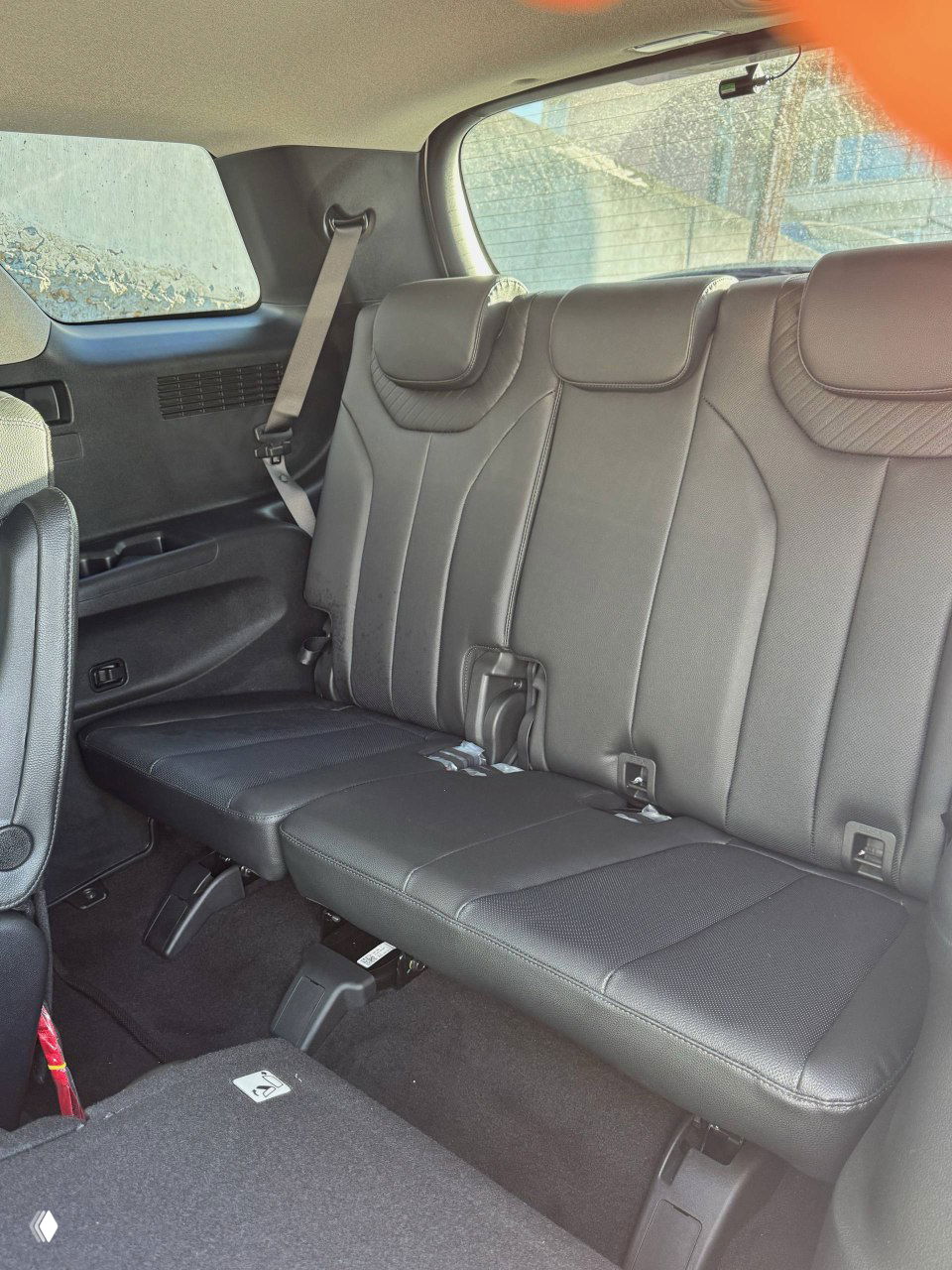 Третий ряд сидений Hyundai Palisade — компактные сиденья в багажном отсеке, видна общая планировка и состояние обшивки