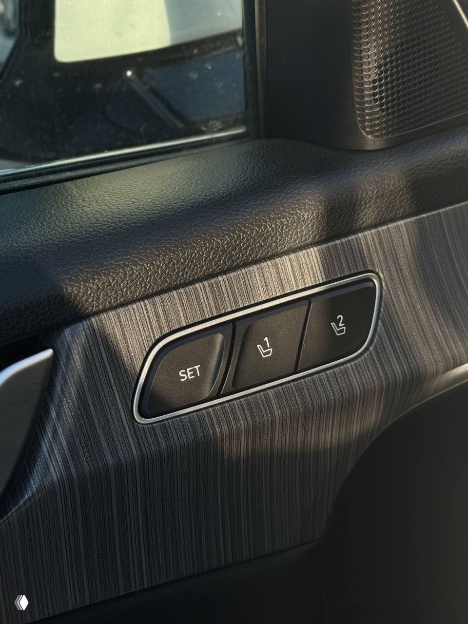 Крупный план дверной панели с кнопками памяти сиденья SET и управления позициями, декоративная текстура отделки Hyundai Palisade