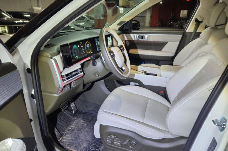 Интерьер Hyundai Santa Fe: светлая отделка салона, передние сиденья и панель приборов, хорошо видно простор и отделку материалов.