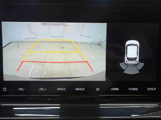 Изображение экрана камеры заднего вида KIA KX3 и отображаемых зон парковки; демонстрация оборудования мультимедиа и помощи при парковке.