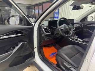 Открытая передняя дверца KIA KX3, вид на переднее сиденье и панель сбоку; фотография демонстрирует состояние дверных уплотнений и порога.