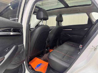 Задний ряд сидений KIA KX3 2022, кожаная обивка с контрастной прострочкой и освещением в салоне; пространство для пассажиров и состояние кресел.