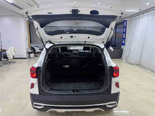 Открытый багажник KIA KX3 2022 в дилерском зале: объём грузового отсека и состояние обшивки багажника перед экспортной доставкой во Владивосток.