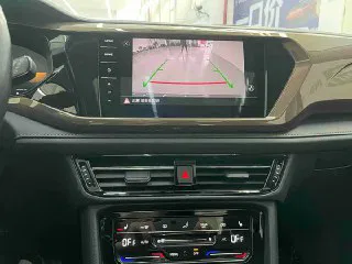 Центральная консоль Volkswagen Tharu с экраном мультимедиа, камерой заднего вида на мониторе и органами управления климатом.