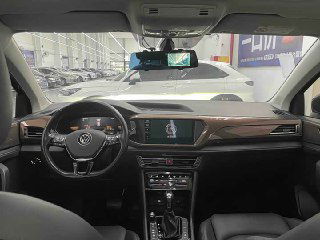 Широкий вид торпедо и пространства передних кресел Volkswagen Tharu: мультимедиа, приборная панель и передние сиденья в салоне.