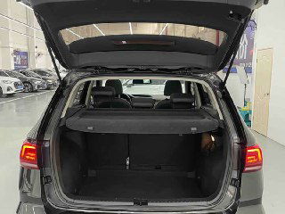 Открытый багажник Volkswagen Tharu 2022 с видимой площадью пола и шторкой багажного отделения, фото для оценки объёма.