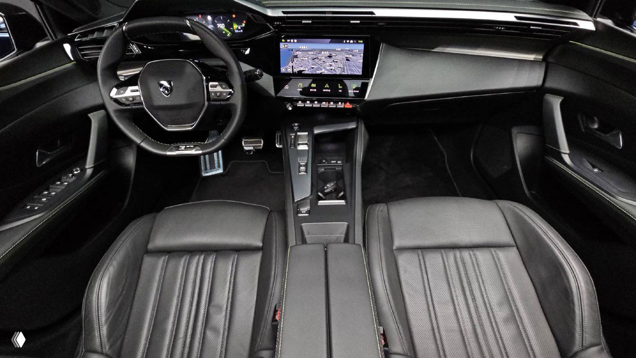 Салон Peugeot 408 — общий вид на передние кресла, центральную консоль и приборную панель, демонстрация состояния интерьера и отделки.