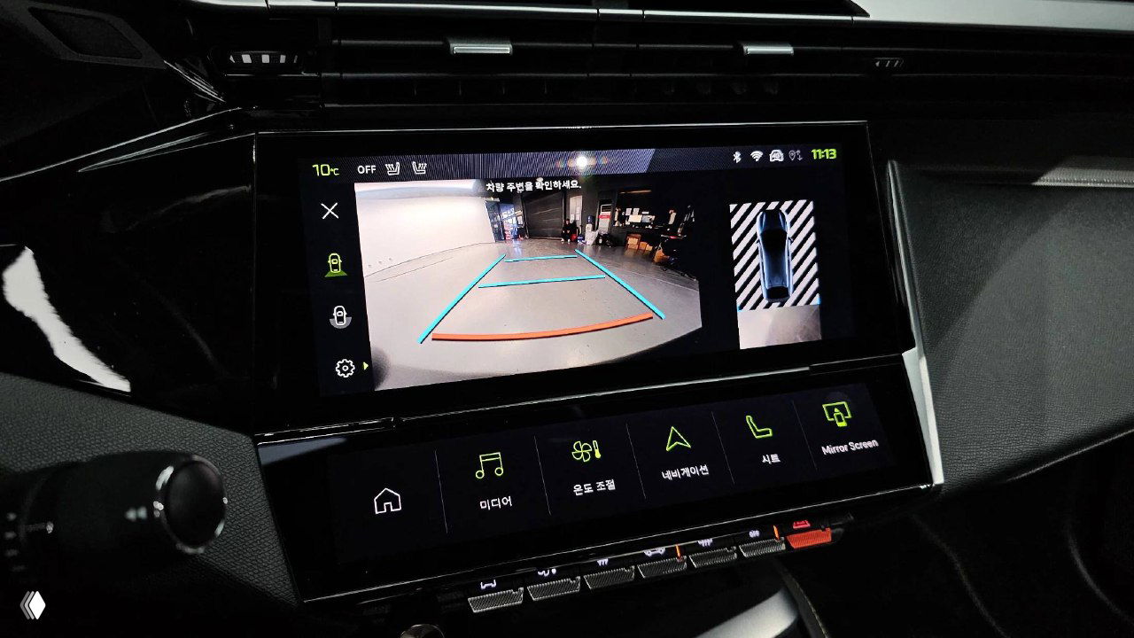 Центральный дисплей мультимедиа Peugeot 408 в режиме камеры заднего вида, интерфейс с навигацией и элементами управления мультимедиа.