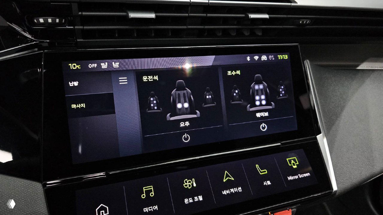 Большой сенсорный дисплей в Peugeot 408, отображение опций сидений и управления климатом, видно элементы управления на панели.